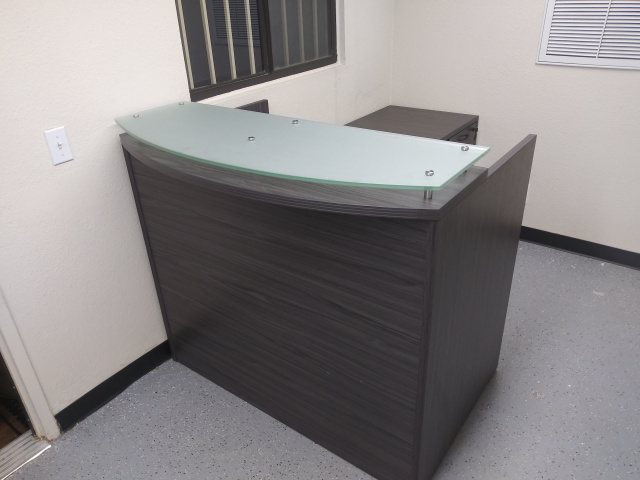 48 X72 L Shape Reception Desk With Rounded Transaction Top Glass